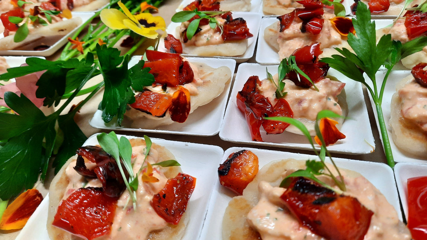 Bouchées froides | Ktipiti sur naan maison, garni de poivron rouge rôti (tartinade à base de yogourt, feta et poivrons rôtis)