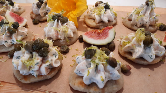 Bouchées froides | Naan maison garni d'une mousse de fromage aux herbes, saumon fumé, câpres et zeste de lime