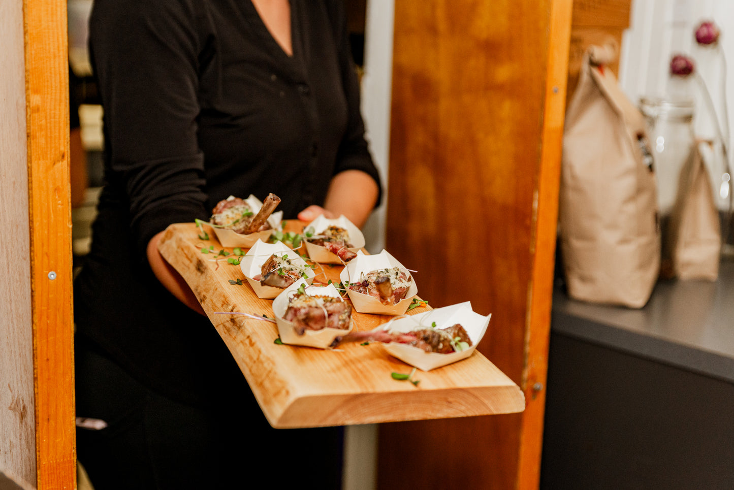 Bouchées chaudes | Carré d’agneau, sauce aux prunes Giguère (+2 $)