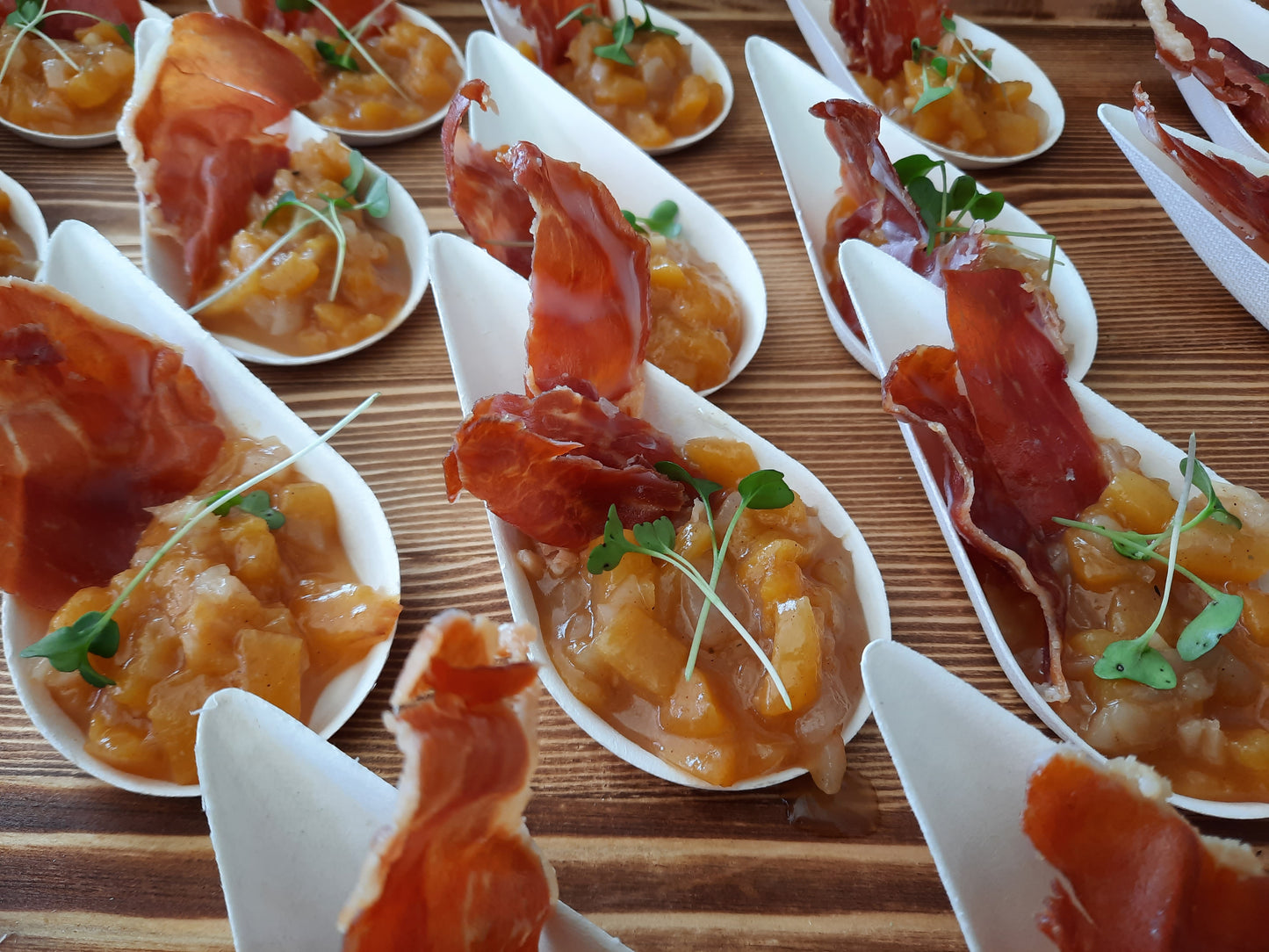 Bouchées froides | Chutney de pêches, chip de proscuitto