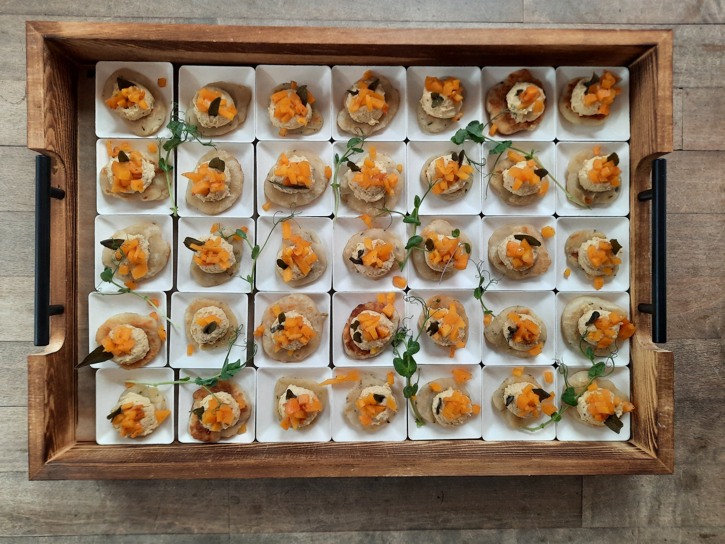 Bouchées froides | Mini naan maison, hummus, courge caramélisée garni d’une chip de sauge