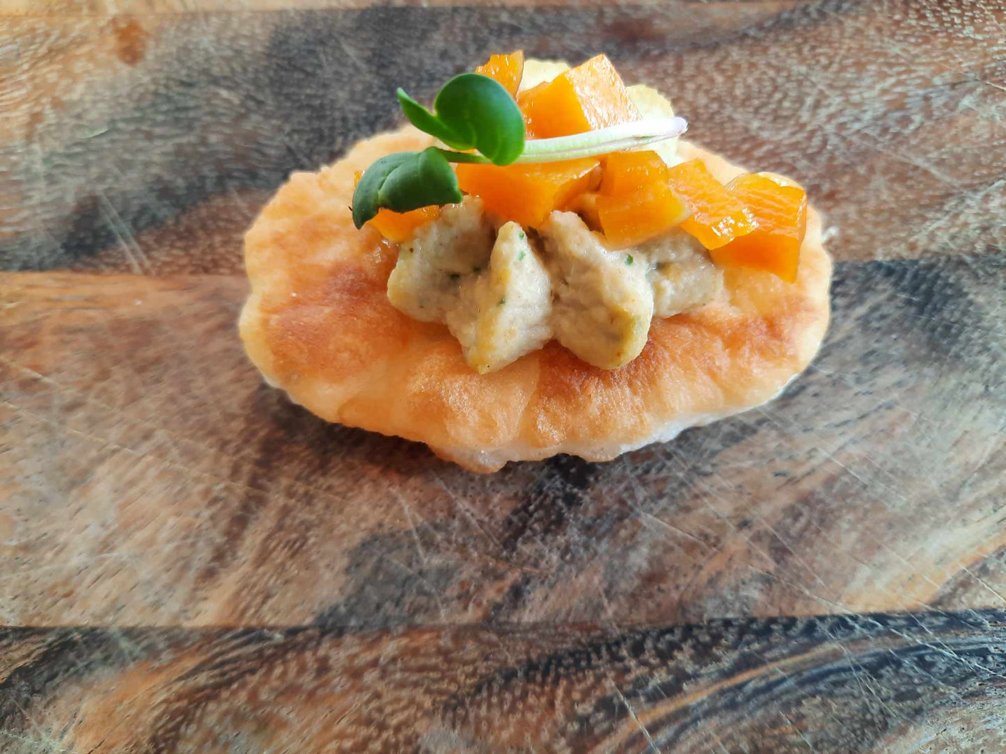 Bouchées froides | Mini naan maison, hummus, courge caramélisée garni d’une chip de sauge