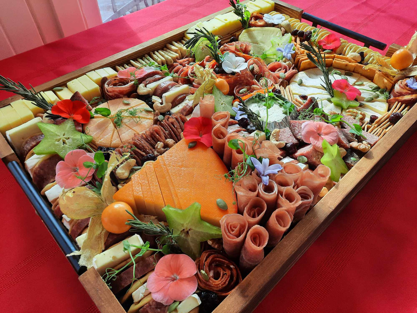 Plateau de charcuteries et de fromages fins assortis