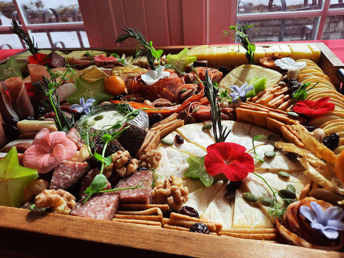 Plateau de charcuteries et de fromages fins assortis