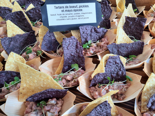 Bouchées froides | Tartare de boeuf, pickles et mayo épicée et crostini