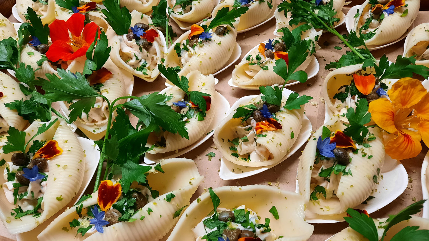 Bouchées froides | Conchiglioni farci au fromage aux herbes, saumon fumé, câpres et zeste de lime