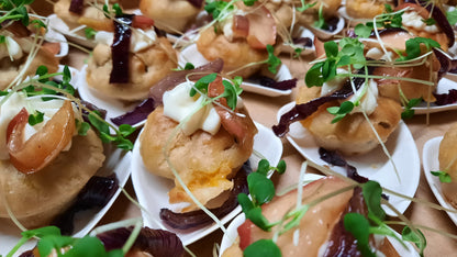 Bouchées froides | Beignets oignons caramélisés, cheddar fort et pommes