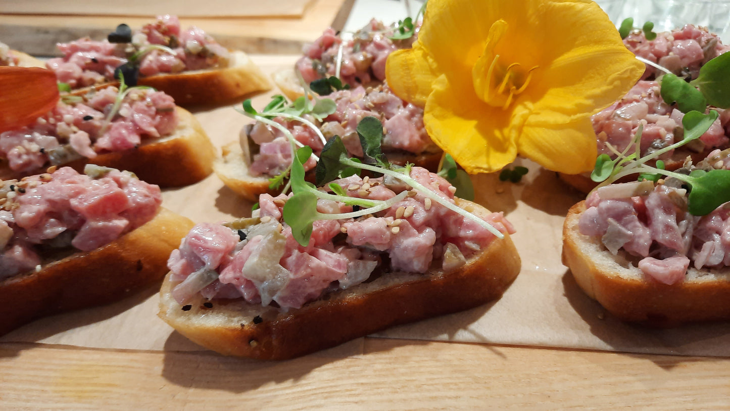 Bouchées froides | Tartare de boeuf, pickles et mayo épicée et crostini