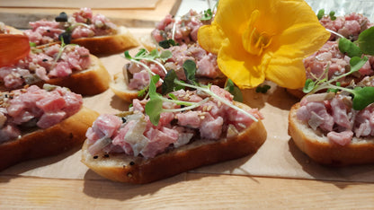 Bouchées froides | Tartare de boeuf, pickles et mayo épicée et crostini