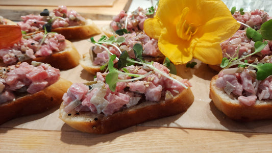 Bouchées froides | Tartare de boeuf, pickles et mayo épicée et crostini