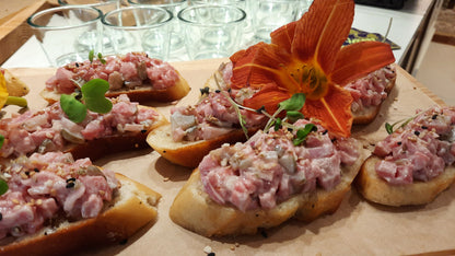 Bouchées froides | Tartare de boeuf, pickles et mayo épicée et crostini