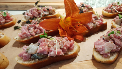 Bouchées froides | Tartare de boeuf, pickles et mayo épicée et crostini