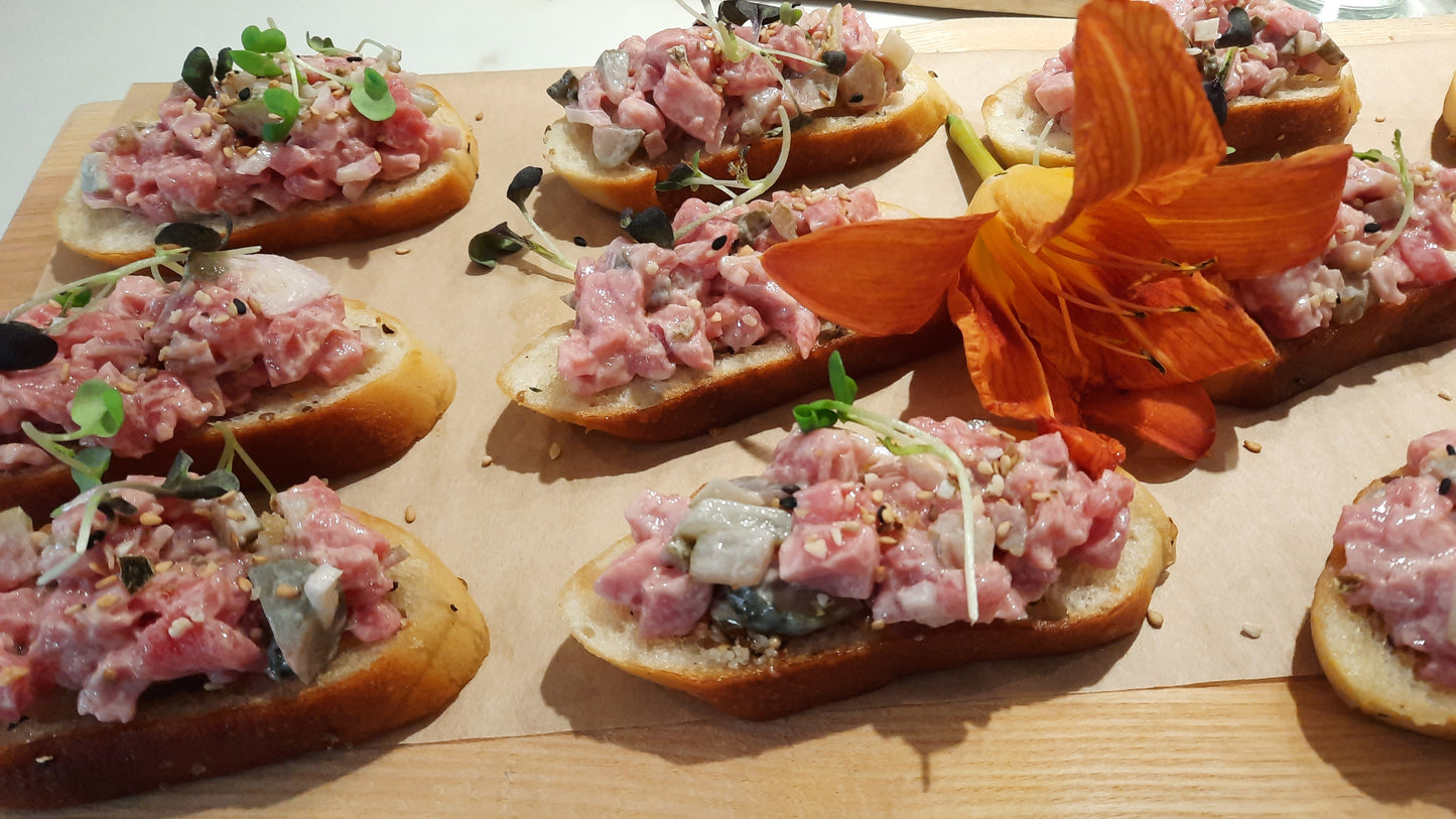 Bouchées froides | Tartare de boeuf, pickles et mayo épicée et crostini