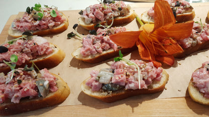 Bouchées froides | Tartare de boeuf, pickles et mayo épicée et crostini
