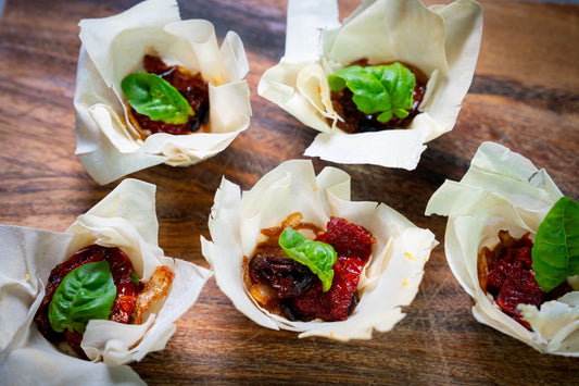Bouchées froides | Mini baluchon aux oignons caramélisés, chèvre et tomates confites